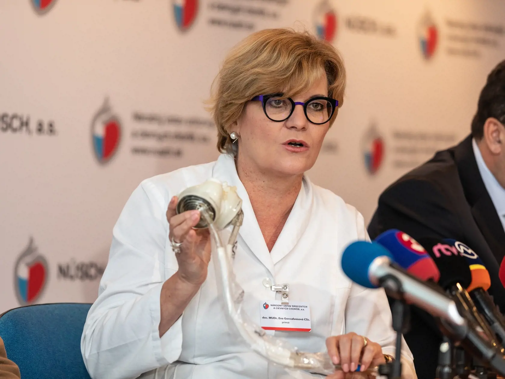 Prvú implantáciu umelého srdca na Slovensku vykonali 1. novembra 2017 v Národnom ústave srdcových a cievnych chorôb v Bratislave, bola to prvá operácia tohto typu v krajinách V4.