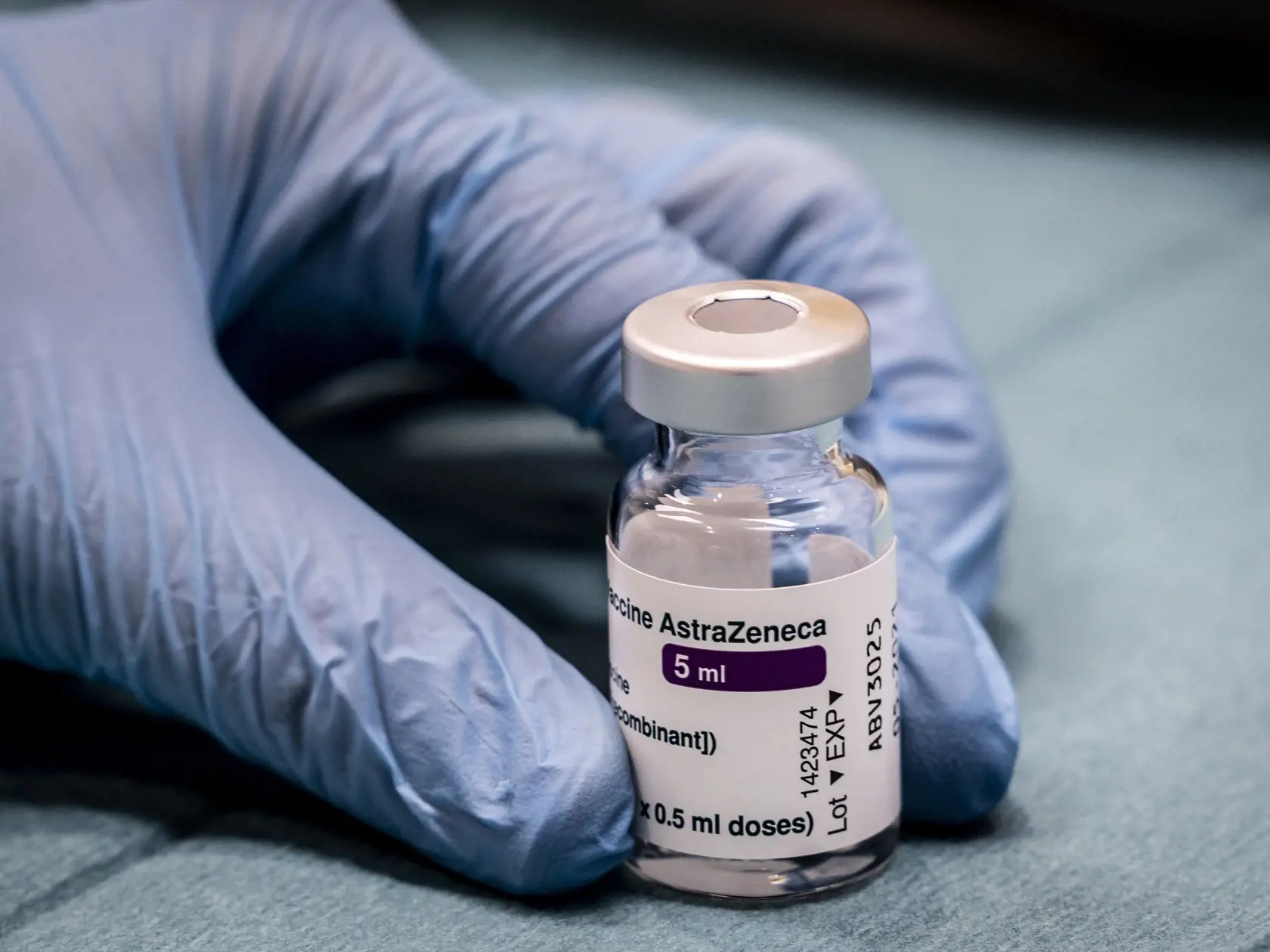 Pozastavenie očkovania je vo všetkých prípadoch preventívnym krokom. Príčinná súvislosť medzi očkovaním a trombózou nebola preukázaná.