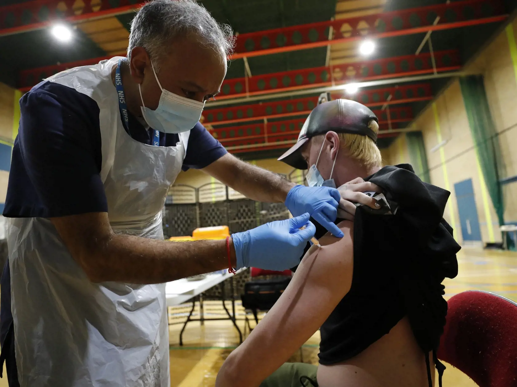 Pozastavenie očkovania je vo všetkých prípadoch preventívnym krokom. Príčinná súvislosť medzi očkovaním a trombózou nebola preukázaná.