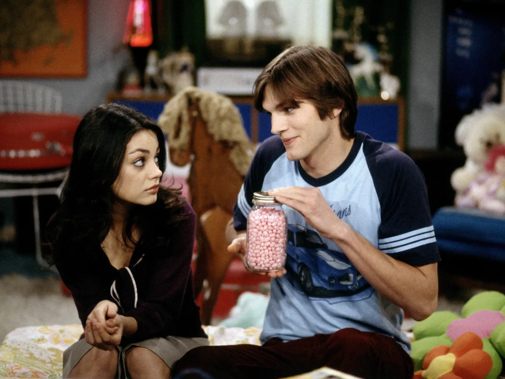 Mila Kunis a Ashton Kutcher v seriáli Tie roky sedemdesiate.
