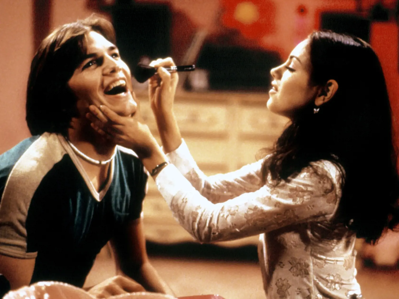 Mila Kunis a Ashton Kutcher v seriáli Tie roky sedemdesiate.
