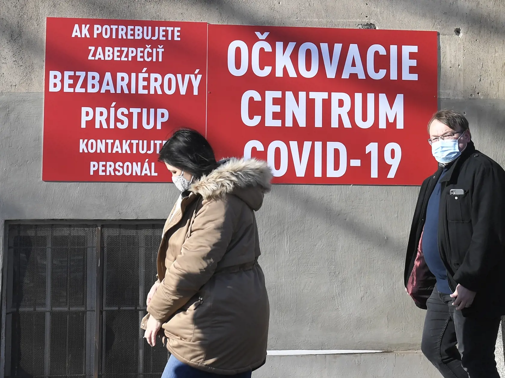 Na snímke učitelia prichádza na očkovanie proti ochoreniu COVID-19 do vakcinačného centra UNLP Košice.