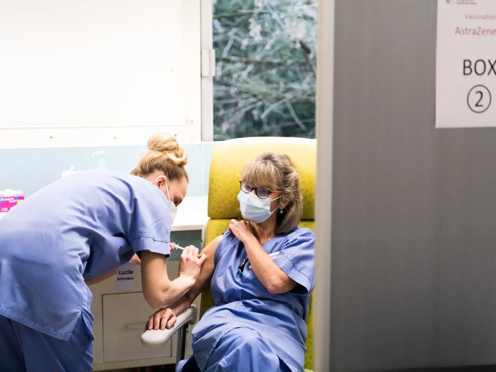 Francúzi ubezpečujú, že očkovanie vakcínou od firmy AstraZeneca je poskytuje dostatočnú ochranu.