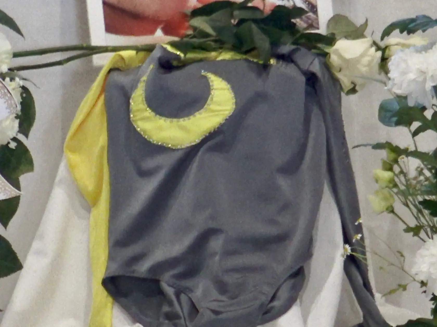 Bronin dres z gymnastiky, ktorej sa venovala od svojich piatich rokov.Vložili jej ho do truhly spolu s legínami, tričkom a magnéziom, ktoré sa používa pri cvičení na bradlách, ktoré Broňa milovala. Aj spoločné fotky so snúbencom Marekom.