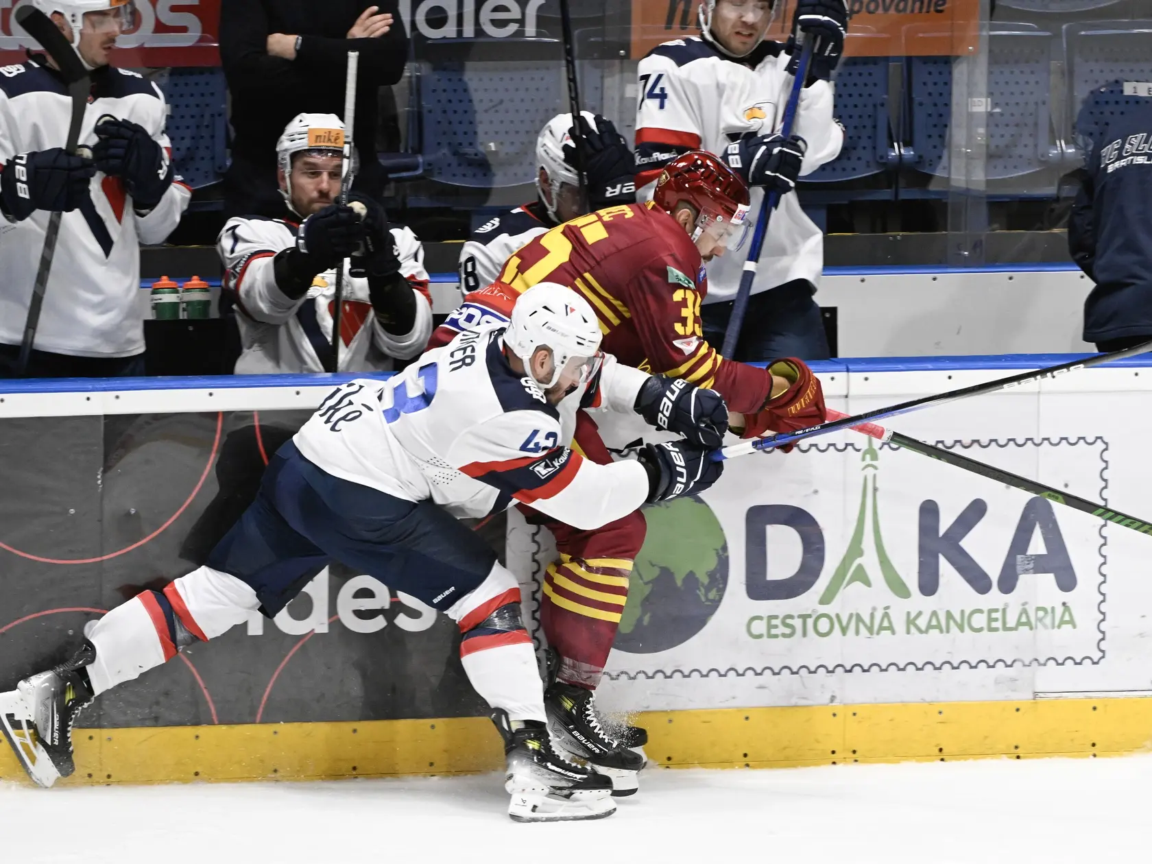Na snímke vľavo Patrik Maier (Slovan) a vpravo Denis Hudec Trenčín) v 15. kole hokejovej Tipos extraligy HC Slovan Bratislava - HK Dukla Trenčín 27. októbra 2024 v Bratislave.
FOTO TASR - Pavel Neubauer
