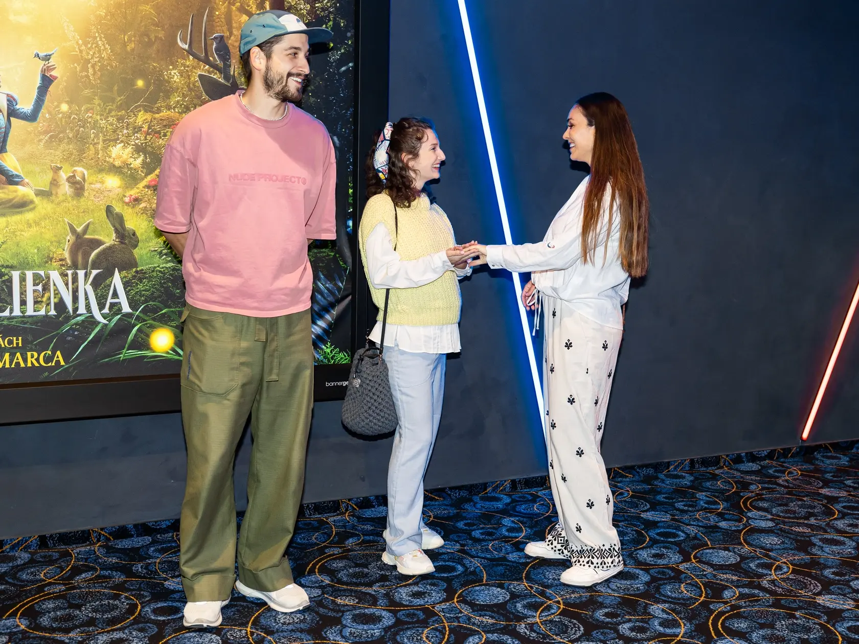 Premiéra filmu Múdrosť šťastia - dokument o dalajlámovi: Nechýbala ani tehotná Petra Dubayová, Soňa Štefková a Jakub Jablonský.