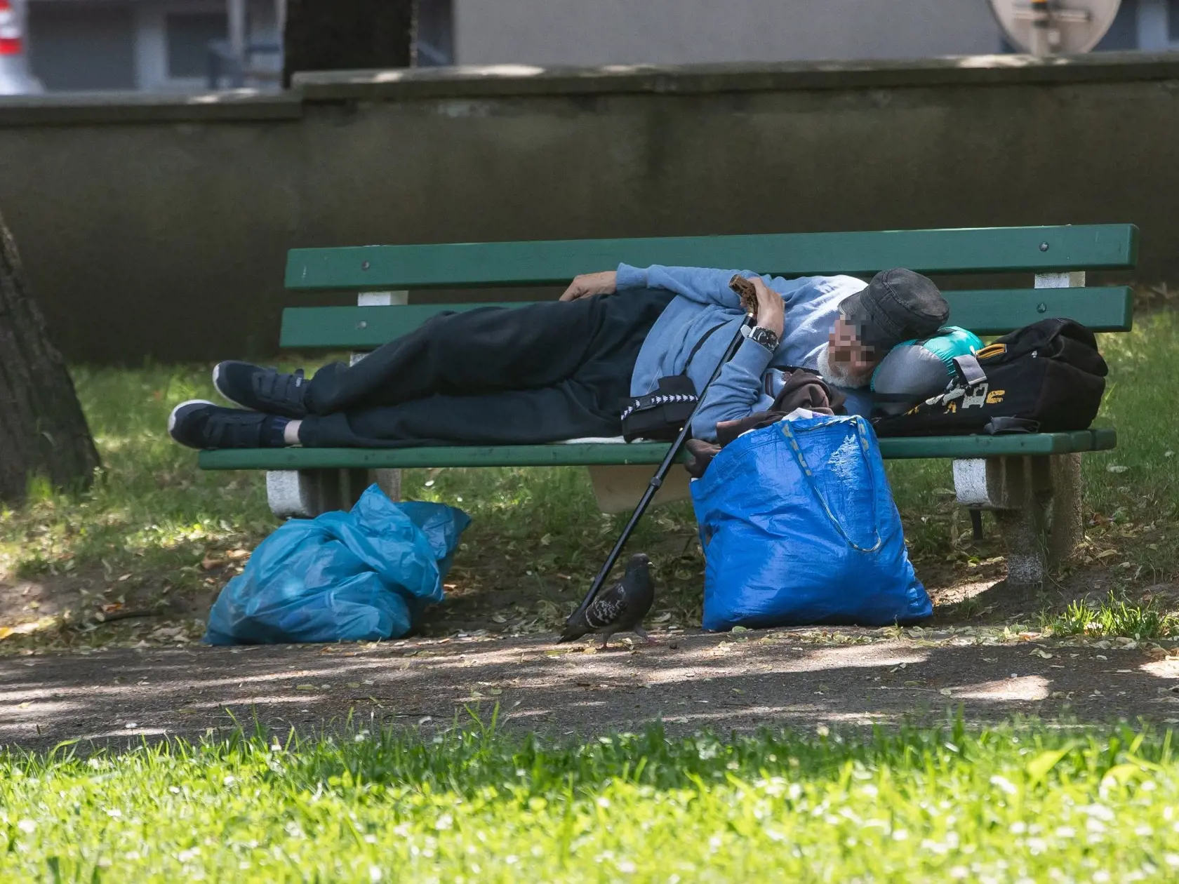 Na Račianskom mýte sme našli len jedného človeka bez domova, ktorý ležal na lavičke v parku.