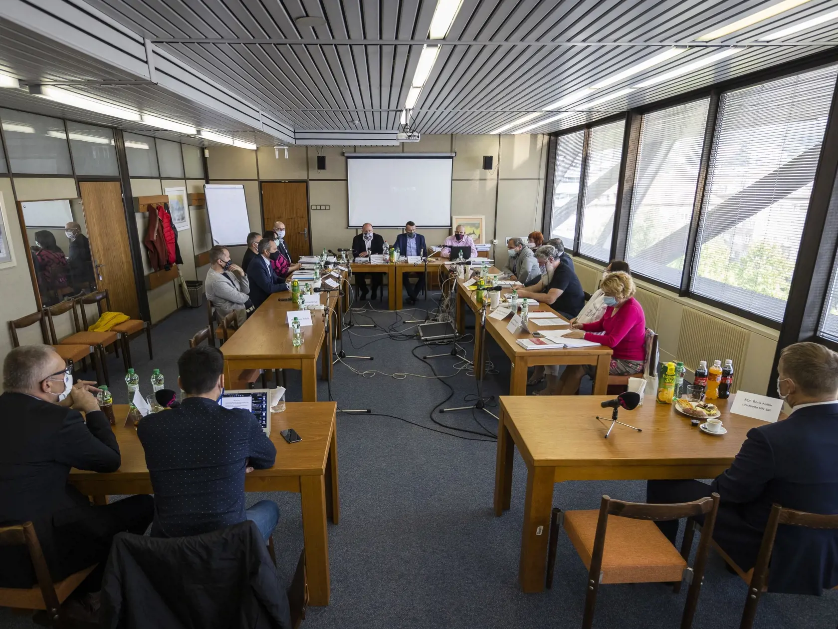 Na snímke v popredí chrbtom zľava podpredseda Výboru NR SR pre kultúru a médiá Miroslav Kollár, predseda Výboru NR SR pre kultúru a médiá Kristián Čekovský a predseda NR SR Boris Kollár, v pozadí zľava uprostred generálny riaditeľ RTVS Jaroslav Rezník a predseda Rady RTVS Igor Gallo počas mimoriadneho rokovania Rady Rozhlasu a televízie Slovenska (RTVS) v Bratislave 27. mája 2020. FOTO TASR - Jaroslav Novák