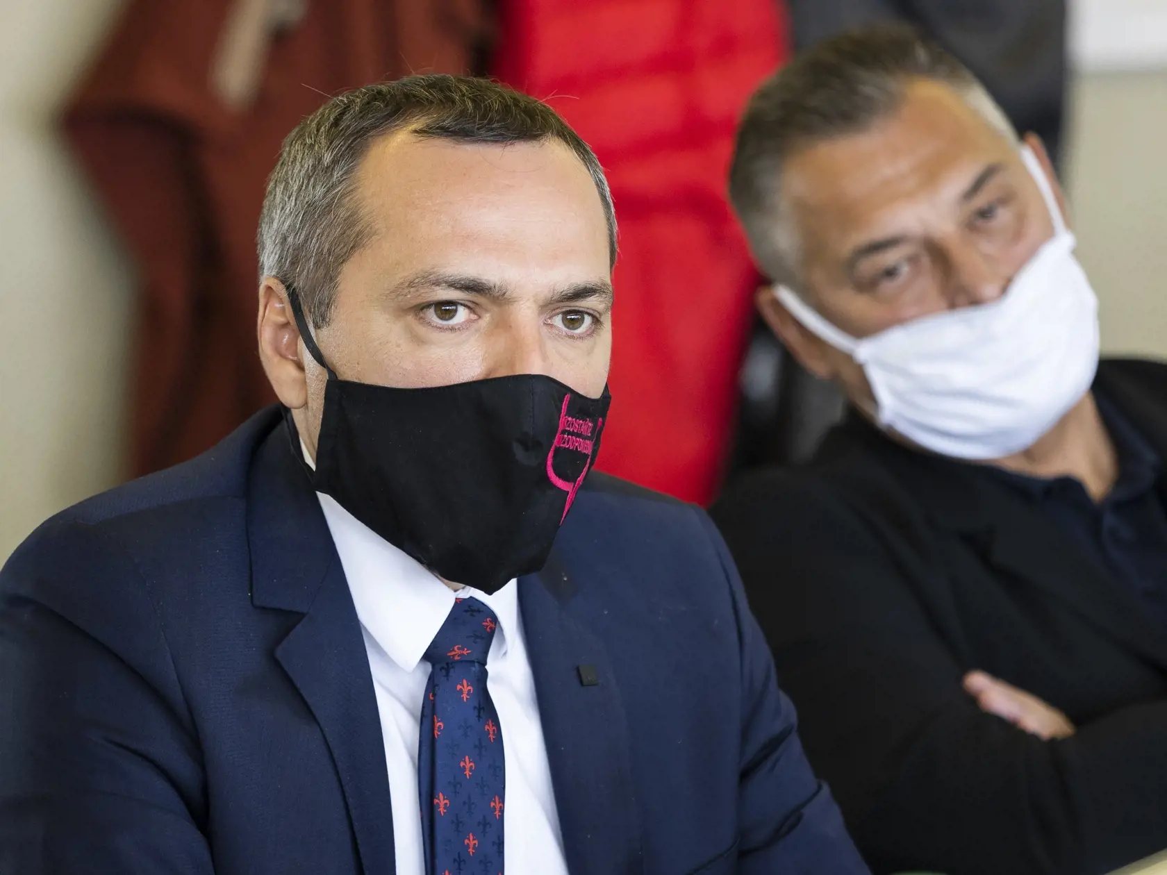 Na snímke zľava riaditeľ Sekcie spravodajstva a publicistiky RTVS Vahram Chuguryan a riaditeľ Sekcie programu STV Marek Ťapák počas mimoriadneho rokovania Rady Rozhlasu a televízie Slovenska (RTVS) v Bratislave 27. mája 2020. FOTO TASR - Jaroslav Novák