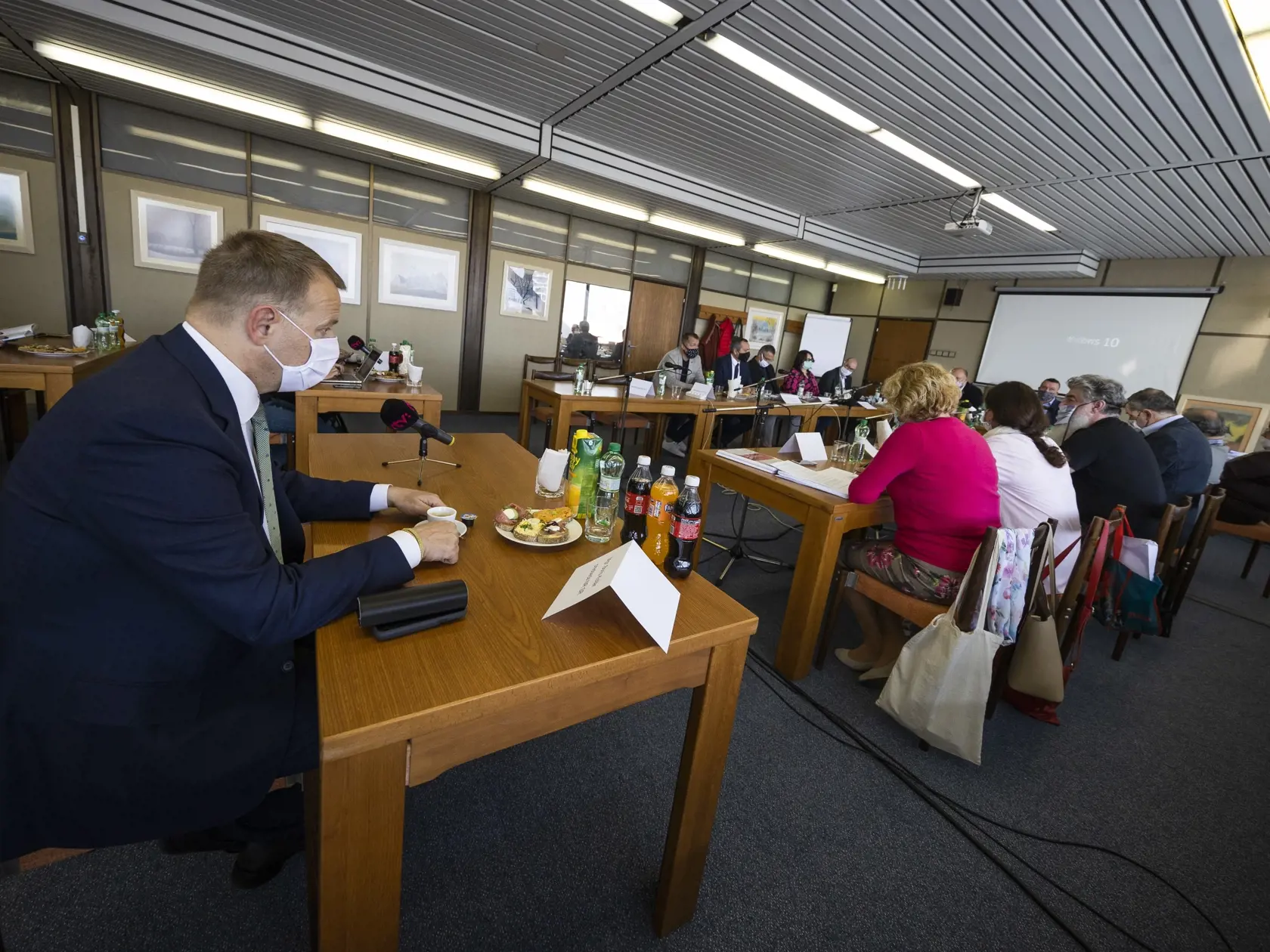 Na snímke predseda NR SR Boris Kollár sleduje mimoriadne rokovanie Rady Rozhlasu a televízie Slovenska (RTVS) v Bratislave 27. mája 2020. FOTO TASR - Jaroslav Novák