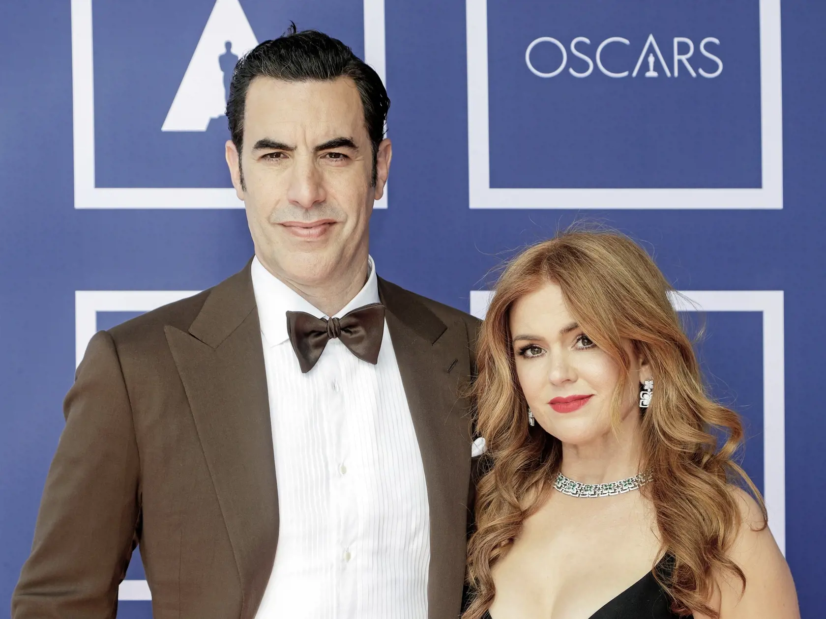 Sascha Baron Cohen a Isla Fischer na odovzdávaní Oscarov.