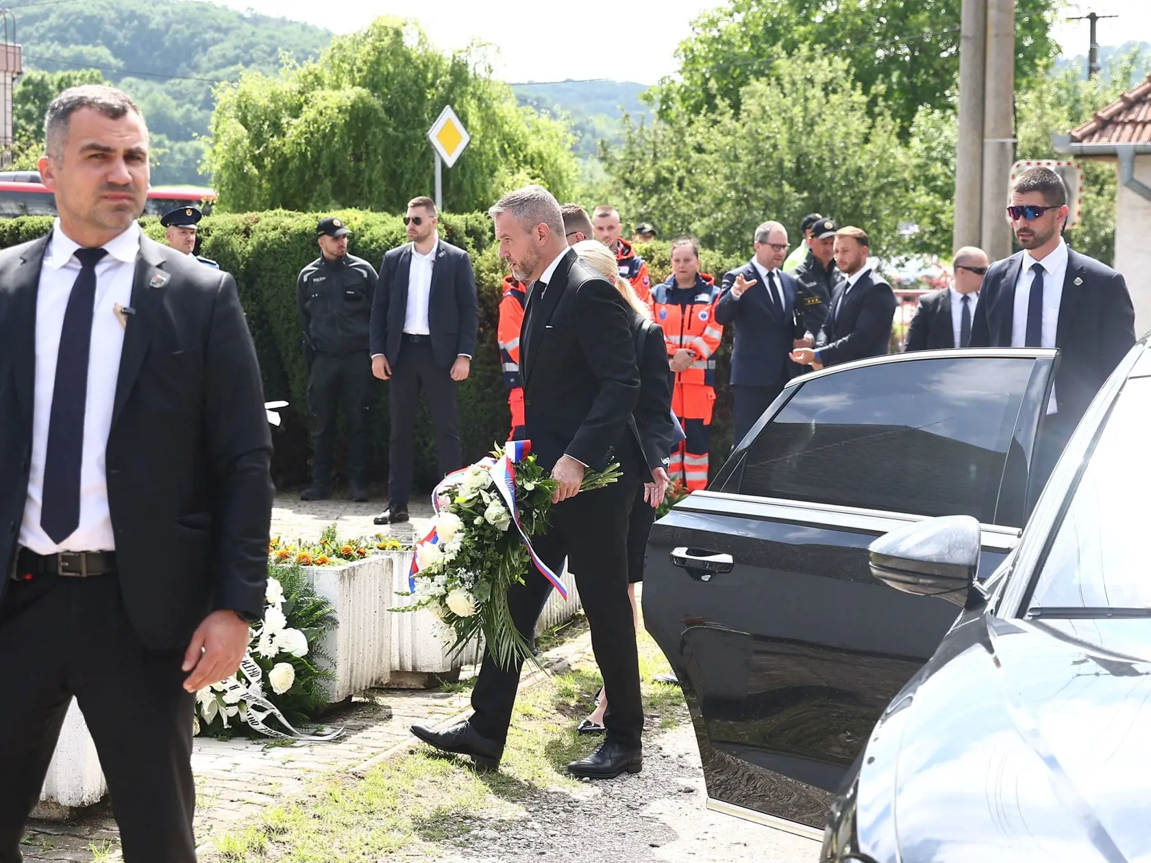 Peter Pellegrini prišiel s veľkým vencom.