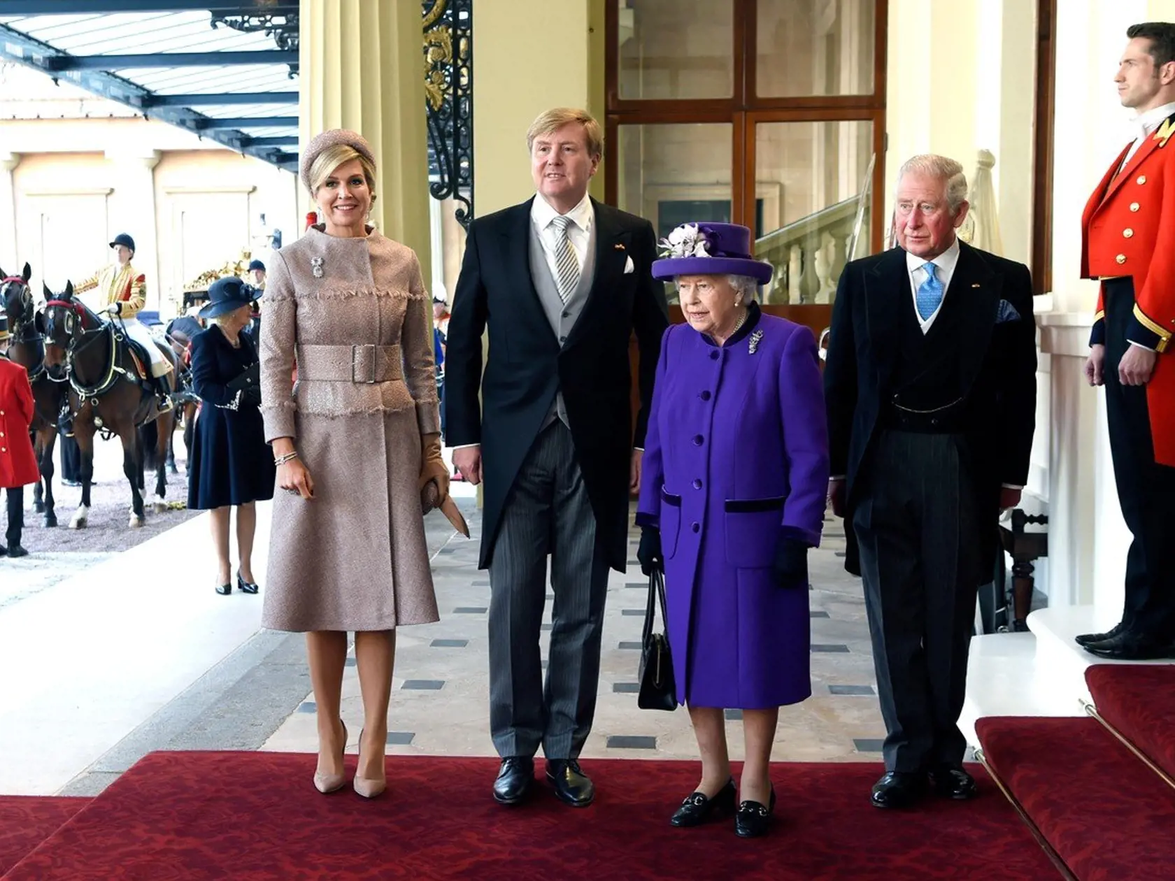 Počas nedávnej návštevy holandského kráľovského páru stál princ Charles po roku kráľovnej.