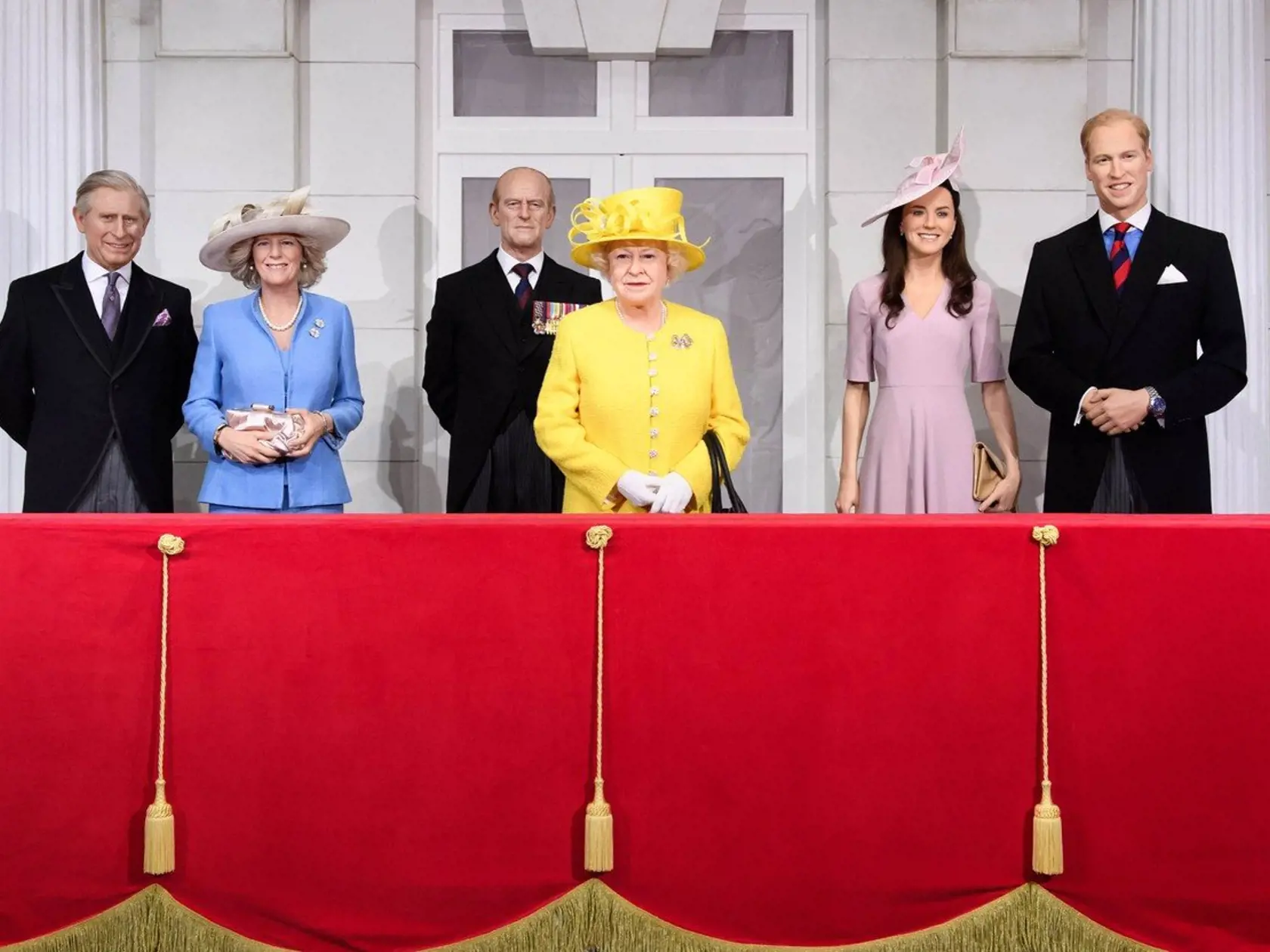 Tri generácie na kráľovskom balkóne v Múzeu voskových figurín Madame Tussauds v Londýne.