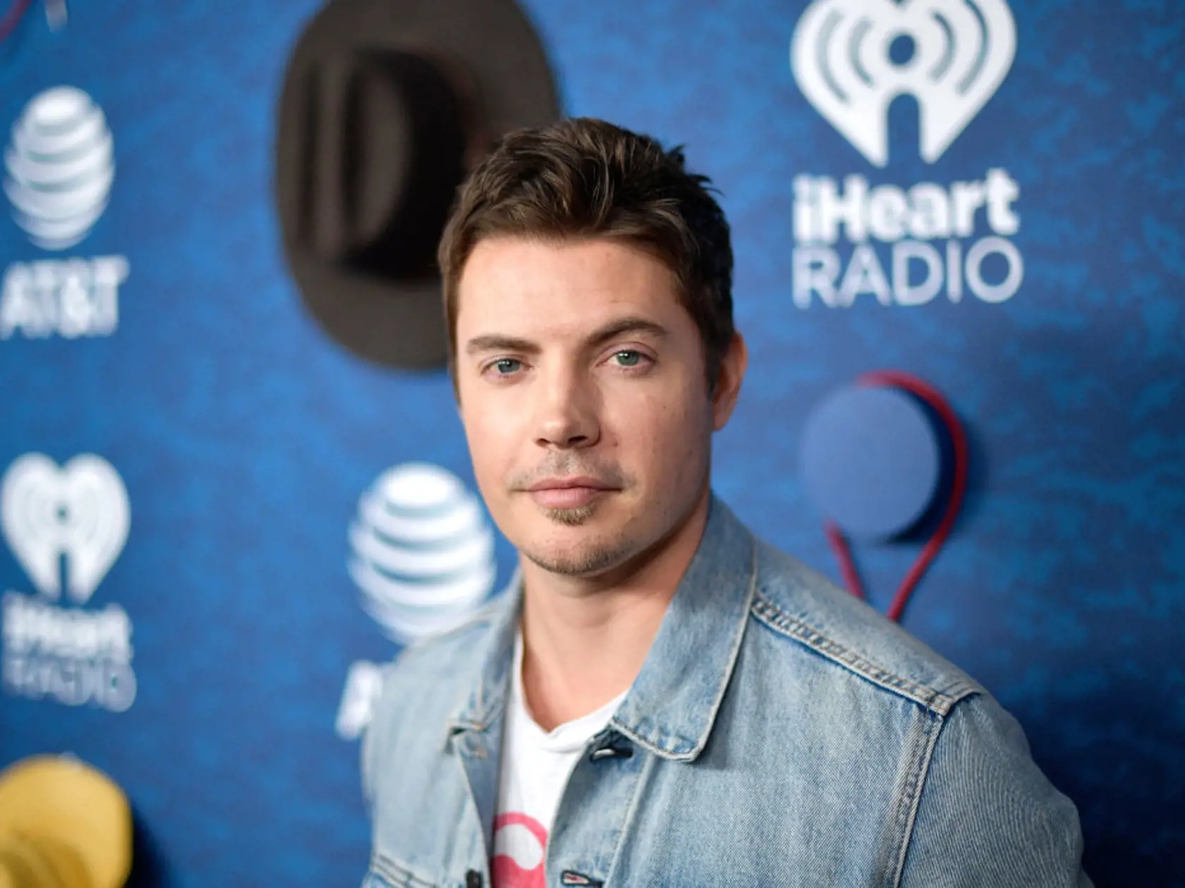 Americký herec, spevák a model Josh Henderson ukázal svoje rôznofarebné oči v pokračovaní megaseriálu Dallas. Ľavé oko má zelené, pravé modré.