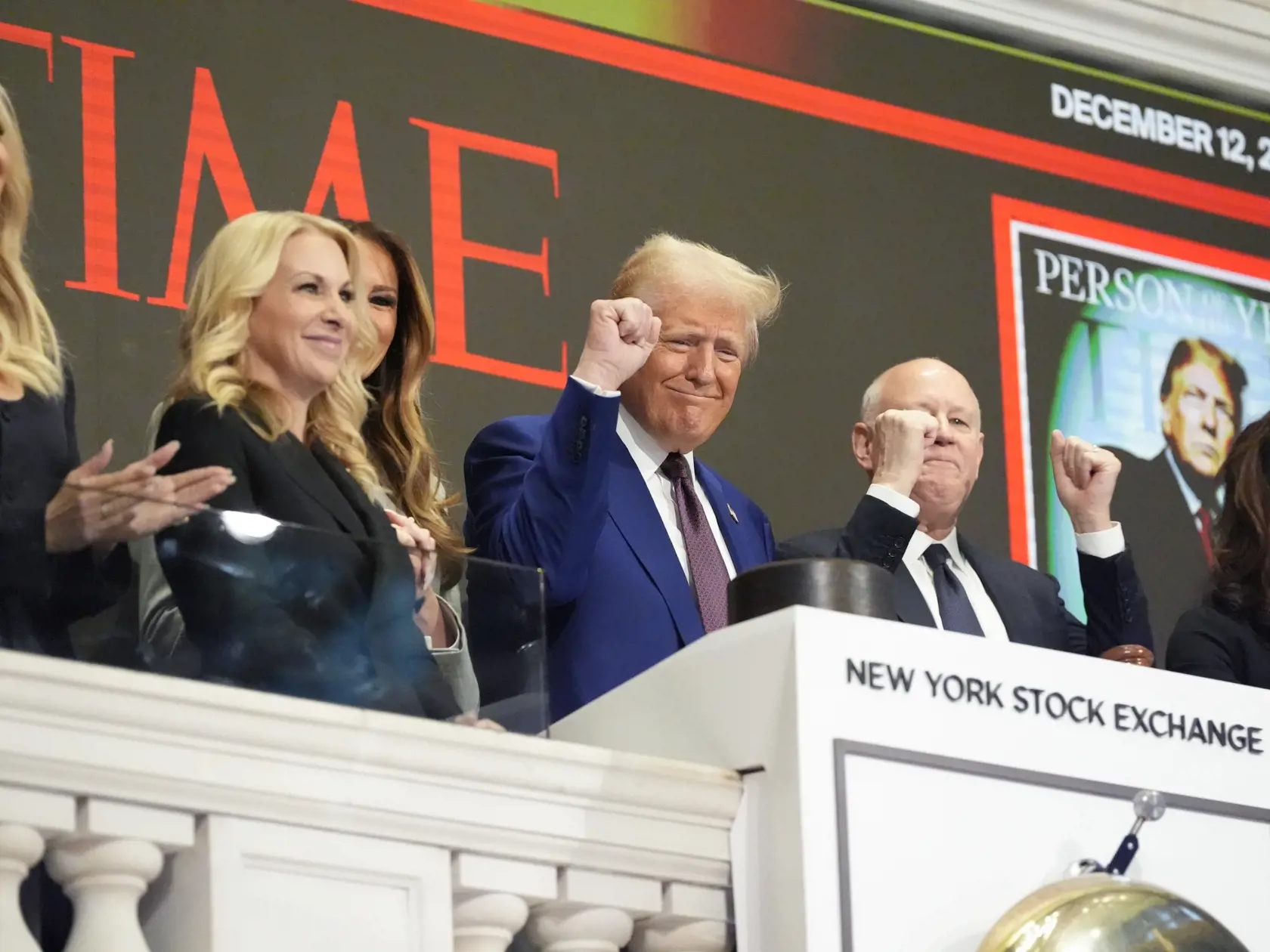 AZ17 New York - Na snímke uprostred novozvolený americký prezident Donald Trump gestikuluje počas otvorenia newyorskej burzy cenných papierov vo štvrtok 12. decembra 2024.  Renomovaný americký týždenník Time vo štvrtok vyhlásil zvoleného prezidenta USA Donalda Trumpa za osobnosť roka. Zaradil sa tak do úzkej skupiny ľudí, ktorým sa to podarilo dvakrát. FOTO TASR/AP

President-elect Donald Trump gestures after ringing the opening bell at the New York Stock Exchange, Thursday, Dec. 12, 2024, in New York. (AP Photo/Alex Brandon)