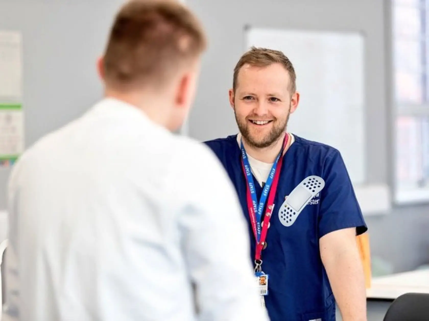Dr Gareth Nye má svoju teóriu o dlhovekosti. Menej posilňovne, viac pohybu počas dňa, zdravé jedlo.