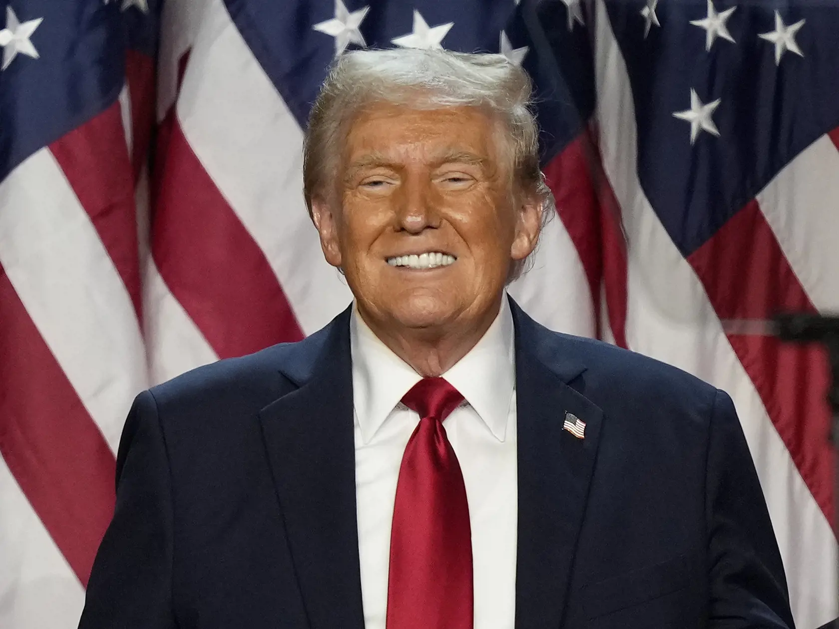 Mnohí špekulujú, že Trump možno preháňa so soláriami, ale Safia má iný názor: „Myslím si, že používa nejaký druh samoopaľovacieho krému alebo tónovaného hydratačného krému s bronzerom. Som si na 100 % istá, že to nie sú soláriá, pretože výsledný odtieň by bol úplne iný.“