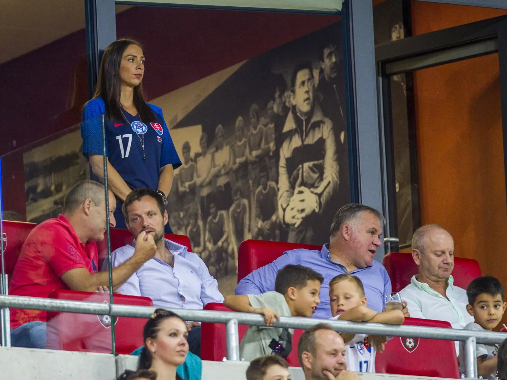 Keď to bolo možné, Martina prišla podporiť svojho manžela na futbalové zápasy. Samozrejme, v drese Slovenska.
