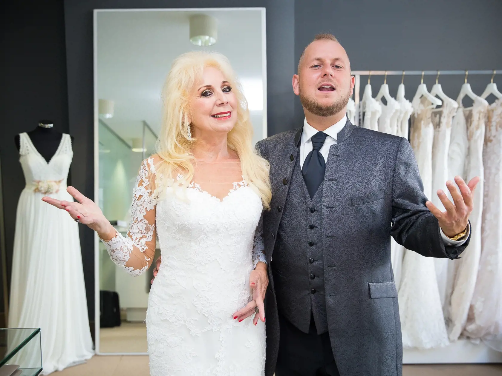 Výber obleku a svadobných šiat na svadbu Martina Jakubca a Boženy Verešovej (Božanky) v jednom z bratislavských svadobných salónov. Na snímke Božena Verešová a Martin Jakubec.
