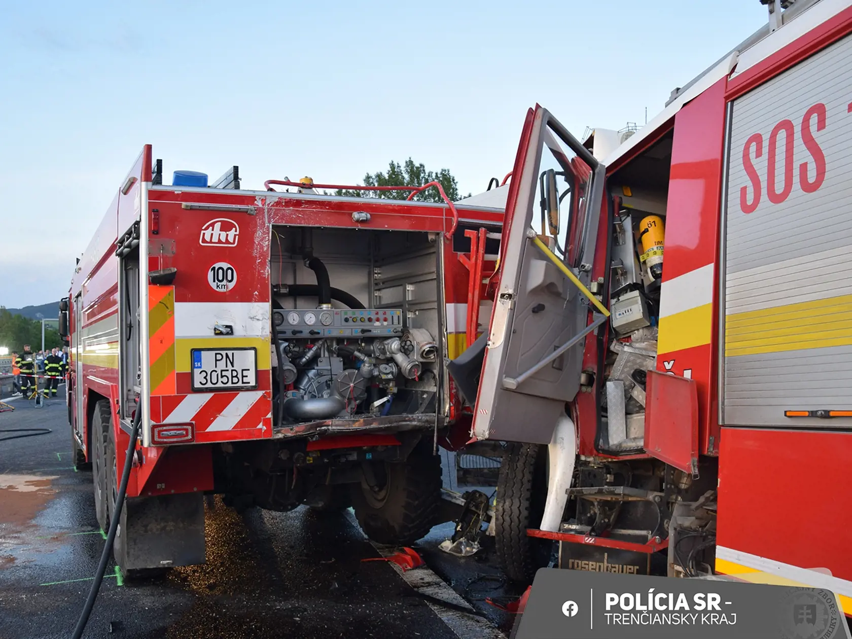 Dvaja hasiči zomreli na mieste a zranenia utrpeli aj dvaja policajti pri nehode na D1. Jeden z nich skončil v kritickom stave a bojuje o život.