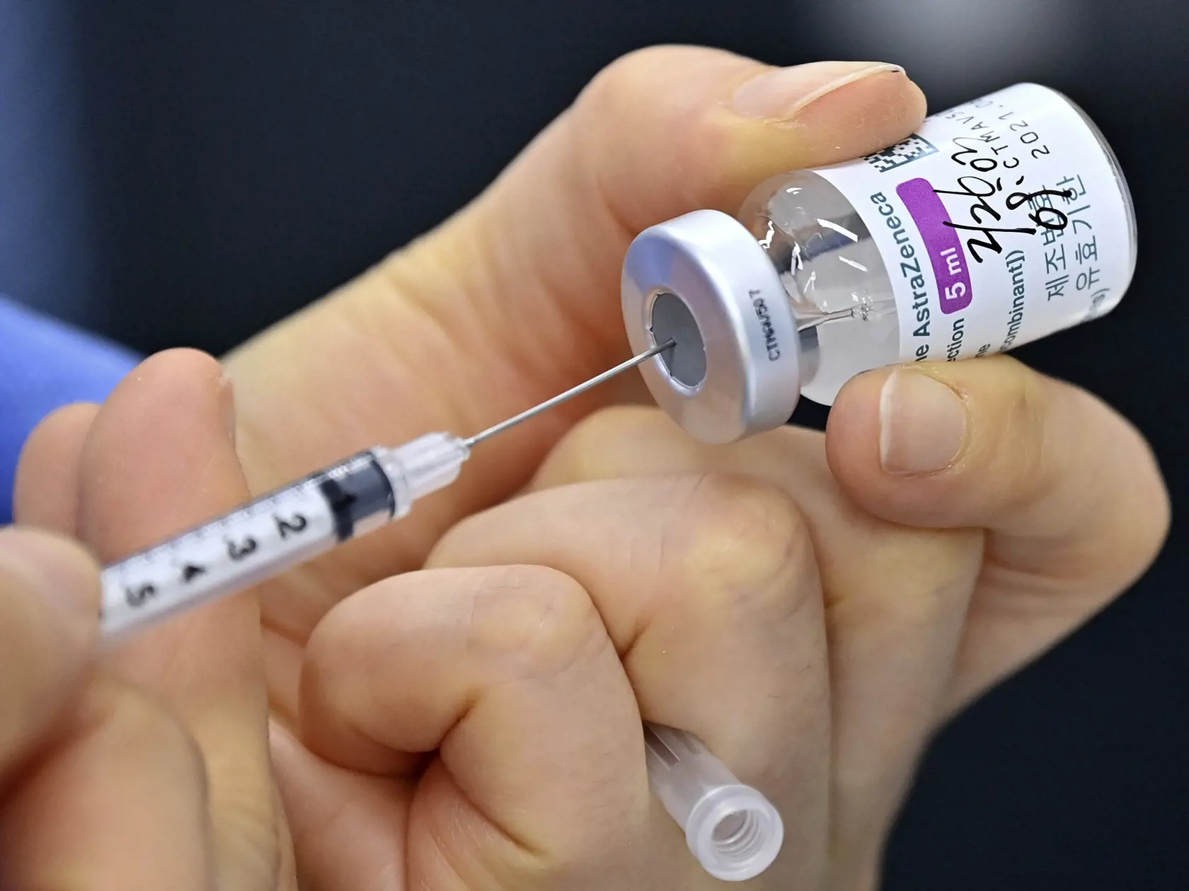 JB 16 Soul - Zdravotná sestra drží ampulku s vakcínou proti ochoreniu COVID-19 od spoločnosti AstraZeneca počas príprav na očkovanie vo vakcinačnom centre v Soule 26. februára 2021. Južná Kórea začala v piatok s celoštátnym očkovaním obyvateľstva proti ochoreniu COVID-19. Prvou zaočkovanou bola 61-ročná zdravotná sestra z geriatrie, ktorá dostala vakcínu od britsko-švédskej spoločnosti AstraZeneca. FOTO TASR/AP

A nurse fills a syringe with the AstraZeneca COVID-19 vaccine at a health care cente