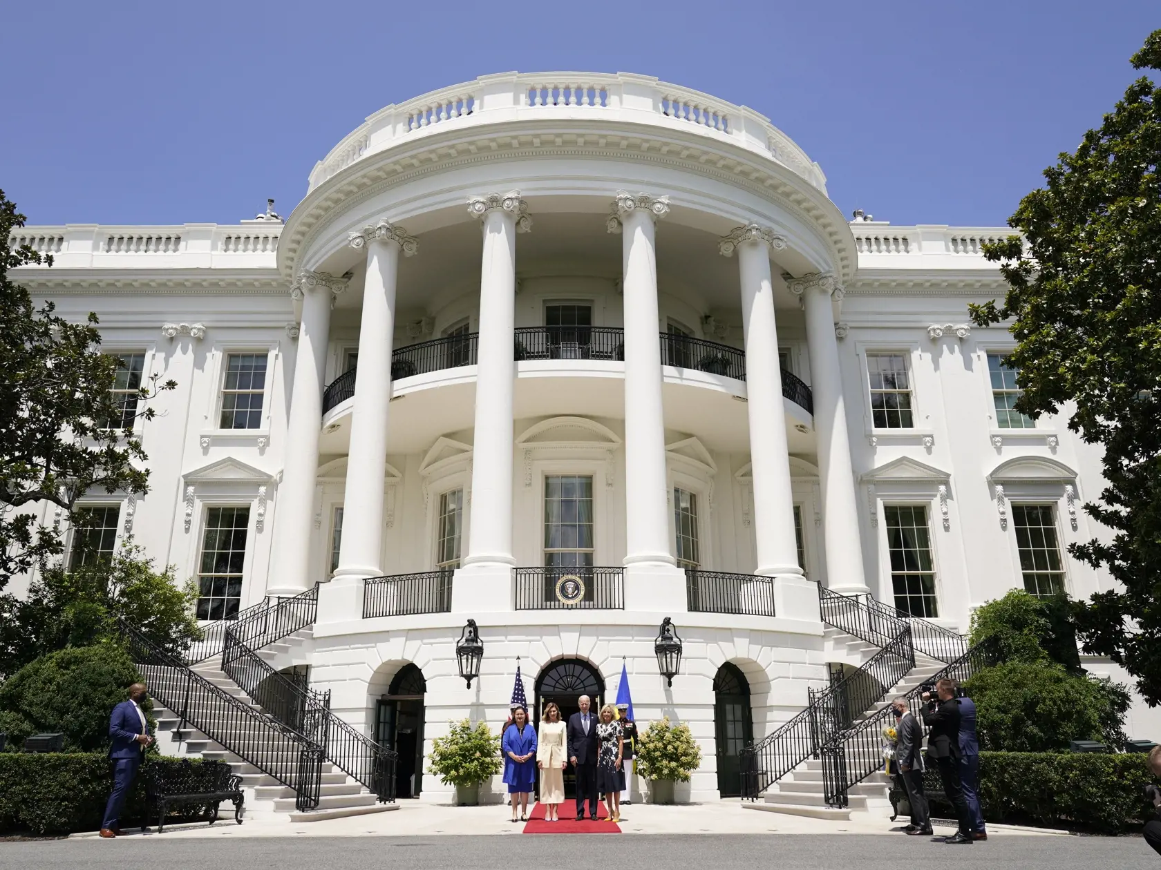 WA 39 Washington - Prvá dáma Ukrajiny Olena Zelenská (v pozadí druhá zľava), ukrajinská veľvyslankyňa v USA Oksana Markarovová (v pozadí vľavo), americký prezident Joe Biden (v pozadí druhý sprava) a jeho manželka Jill Bidenová pózujú pred Bielym domom vo Washingtone v utorok 19. júla 2022. FOTO TASR/AP
President Joe Biden and first lady Jill Biden, greet Olena Zelenska, spouse of Ukrainian's President Volodymyr Zelenskyy and Ukraine's Ambassador to the United States, Oksana Markarova, left, a