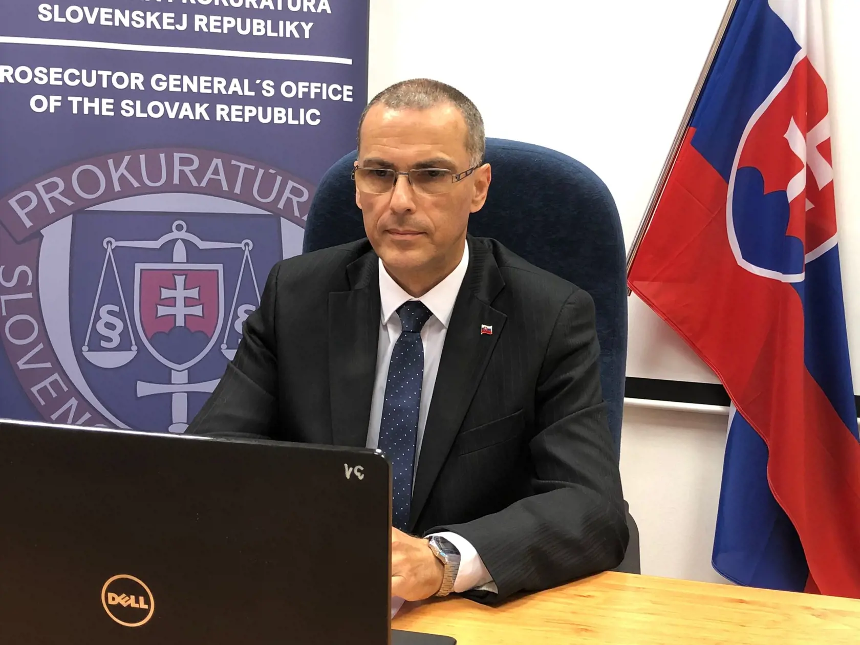 „Dnes som uložil riaditeľovi trestného odboru Generálnej prokuratúry Slovenskej republiky zabezpečiť preverenie, či v súvislosti so sprostredkovaním a s plnením bizarných až zvrátených výzev za odplatu na sociálnej platforme Youdare nedošlo alebo nedochádza k spáchaniu niektorého z trestných činov,“ znelo Žilinkovo minuloročné stanovisko. Platforma napokon skrachovala.