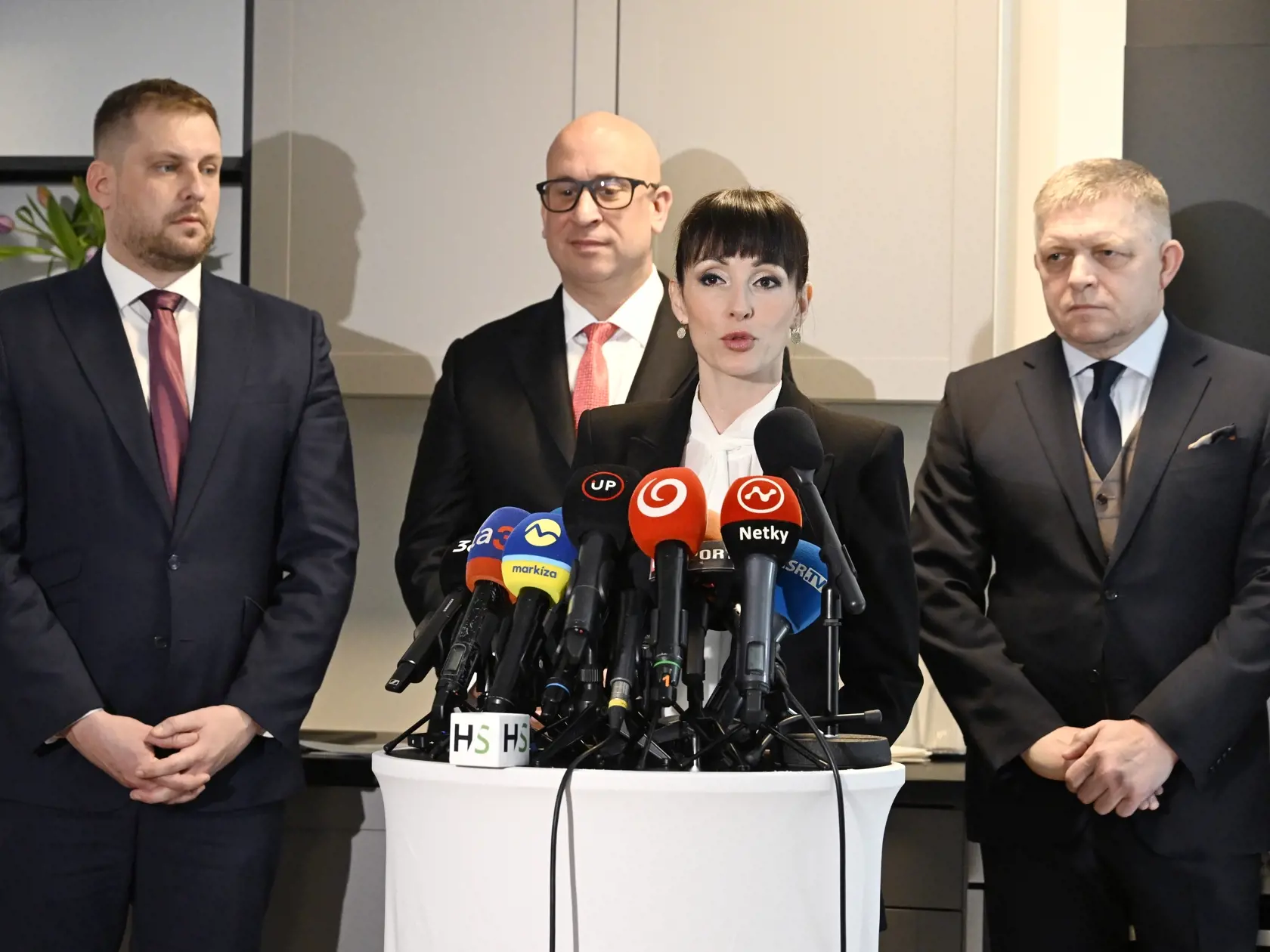 Na snímke v popredí riaditeľka Agentúry štátnom podporovaného nájomného bývania Eva Lisová, vpravo predseda vlády SR Robert Fico (SMER-SD), druhý zľava minister dopravy SR Jozef Ráž a vľavo minister zdravotníctva SR Kamil Šaško (HLAS-SD) počas tlačovej konferencie k odovzdávaniu prvých bytov do systému štátom podporovaného nájomného bývania v Ovocných sadoch na Ivanskej ceste v utorok 11. marca 2025 v Bratislave.