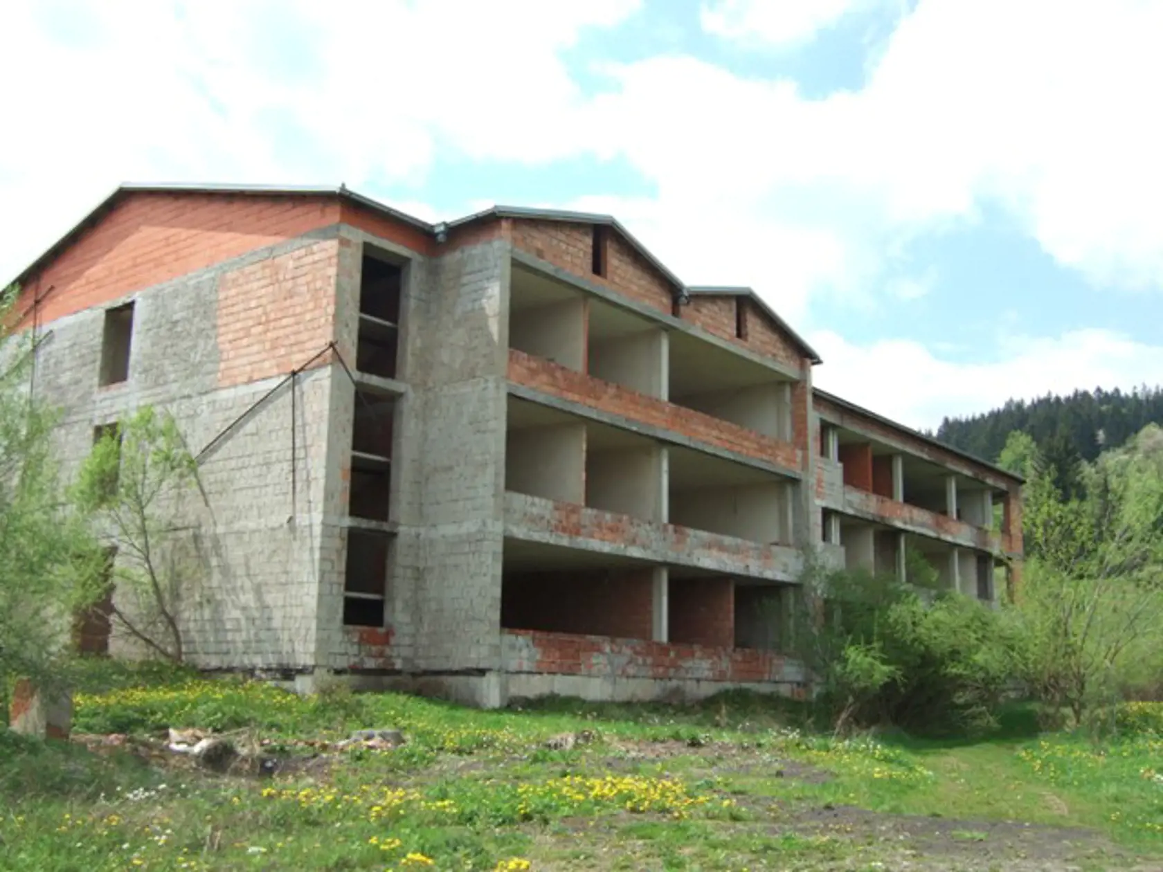 Chátrajúca budova školy.