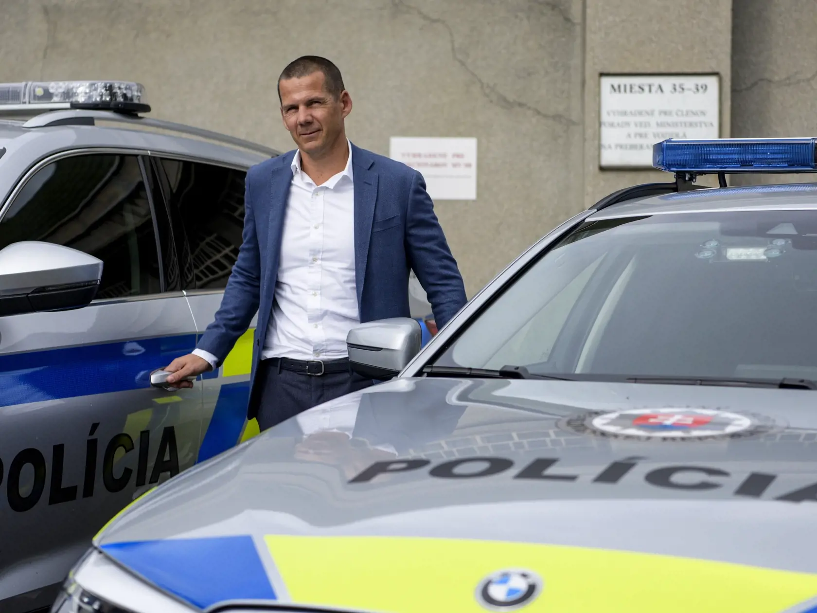 Na snímke prezident Policajného zboru (PZ) SR Štefan Hamran stojí pri nových policajných vozidlách počas brífingu na tému nákupu nových vozidiel pre PZ SR v pondelok 26. septembra 2022 v Bratislave.