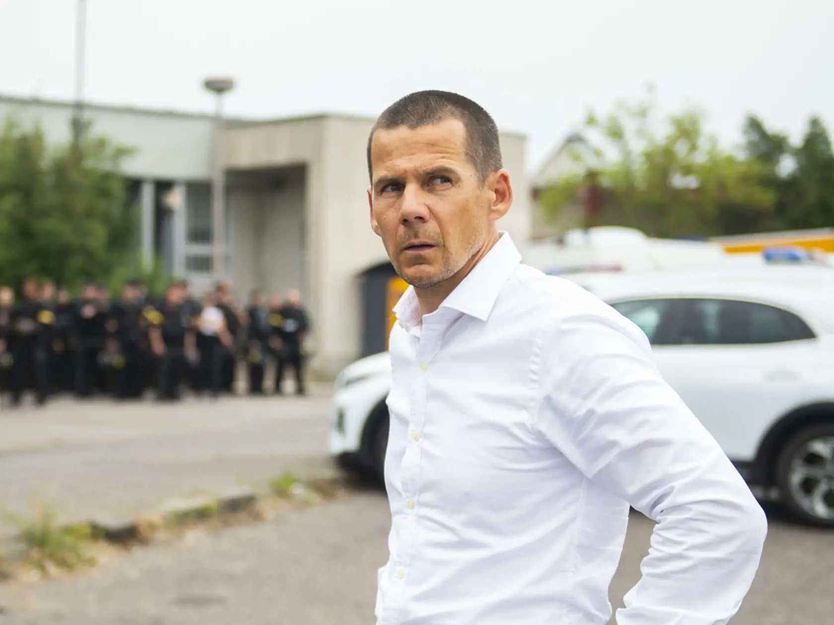Na snímke vpravo policajný prezident SR Štefan Hamran počas kontroly futbalových fanúšikov Ferencvárosu Budapešť na železničnej stanici Nové Mesto v Bratislave v stredu 27. júla 2022. Ferencváros odohrá v stredu večer odvetný zápas 2. predkola Ligy majstrov proti Slovanu Bratislava na Národnom futbalovom štadióne v Bratislave.