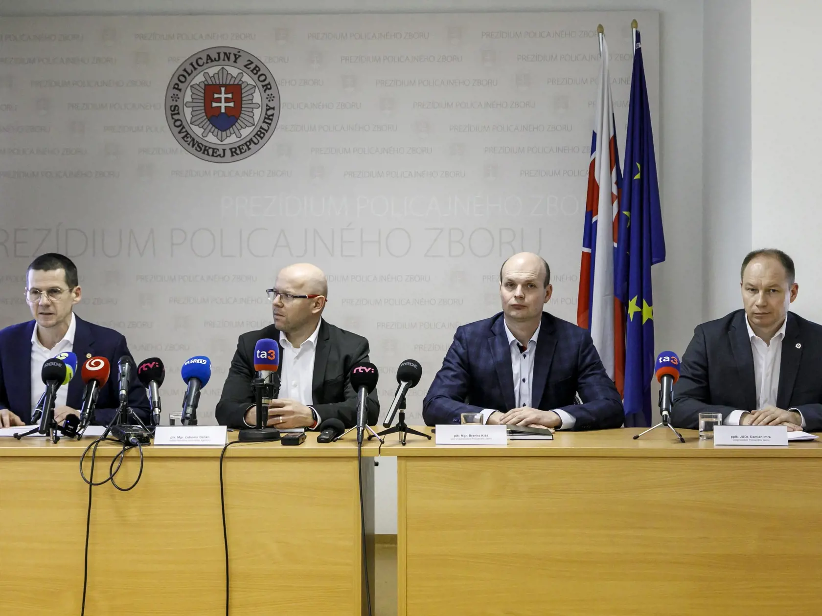 Na snímke zľava prezident Policajného zboru Štefan Hamran, riaditeľ Národnej kriminálnej agentúry Ľubomír Daňko, prvý viceprezident Policajného zboru Branko Kišš a viceprezident Policajného zboru Damián Imre počas tlačovej konferencie Prezídia Policajného zboru SR na tému Nevzdávajte sa,  v Bratislave 15. marca 2023.