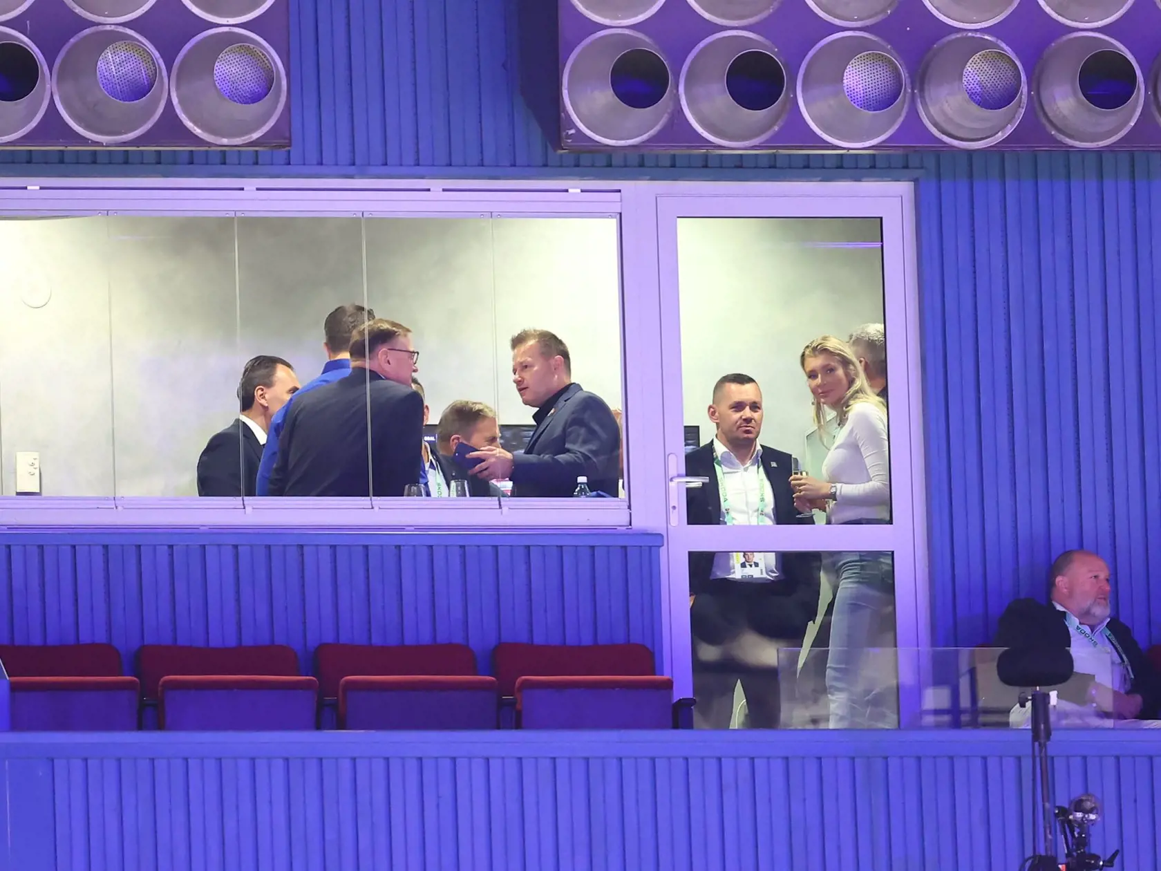 Danko si s priateľkou vymieňali aj nežné dotyky medzi tretinami vo VIP-ke.