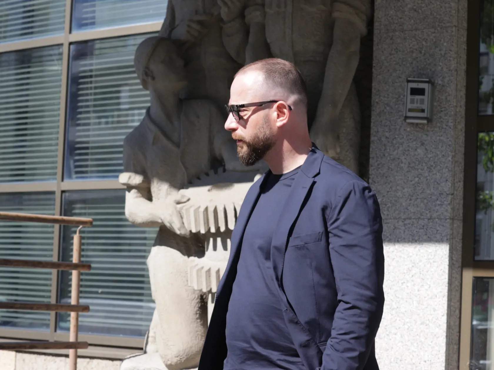Na snímke advokát Marek Para vychádza z budovy Prezídia Policajného zboru SR v Bratislave po zadržaní bývalého policajného prezidenta Tibora Gašpara.