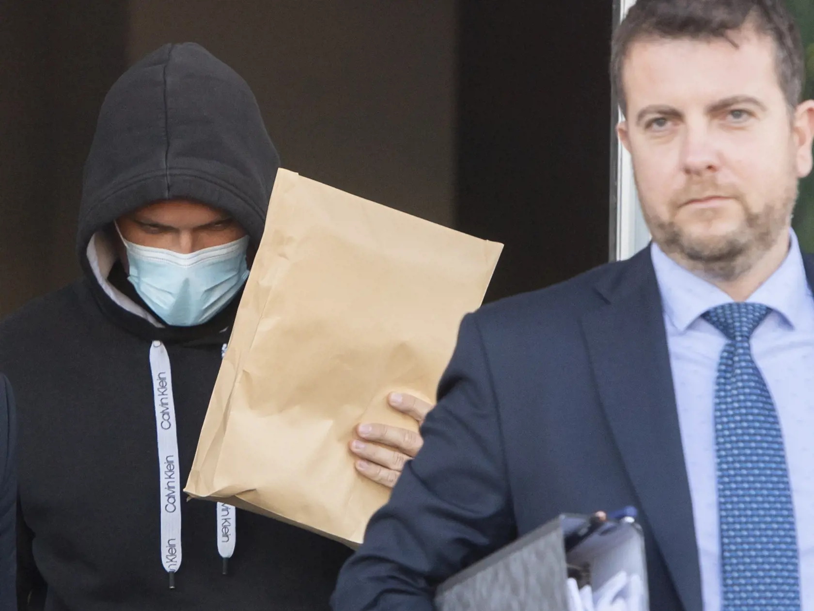Na snímke vľavo bývalý vyšetrovateľ finančnej jednotky NAKA Roman Stahl obvinený v kauze Ezekiel 7 bol prepustený na slobodu a vpravo advokát Alyasry Namir pri odchode zo Špecializovaného trestného súdu (ŠTS) v Pezinku 13. augusta 2023.