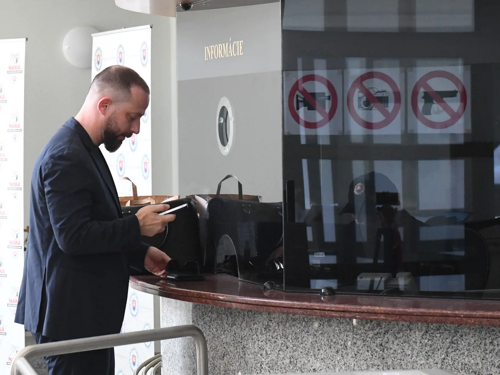 Na snímke advokát Marek Para prichádza na Prezídium Policajného zboru v súvislosti so zadržaním svojho klienta, bývalého policajného prezidenta Tibora Gašpara v Bratislave v piatok 11. augusta 2023.
