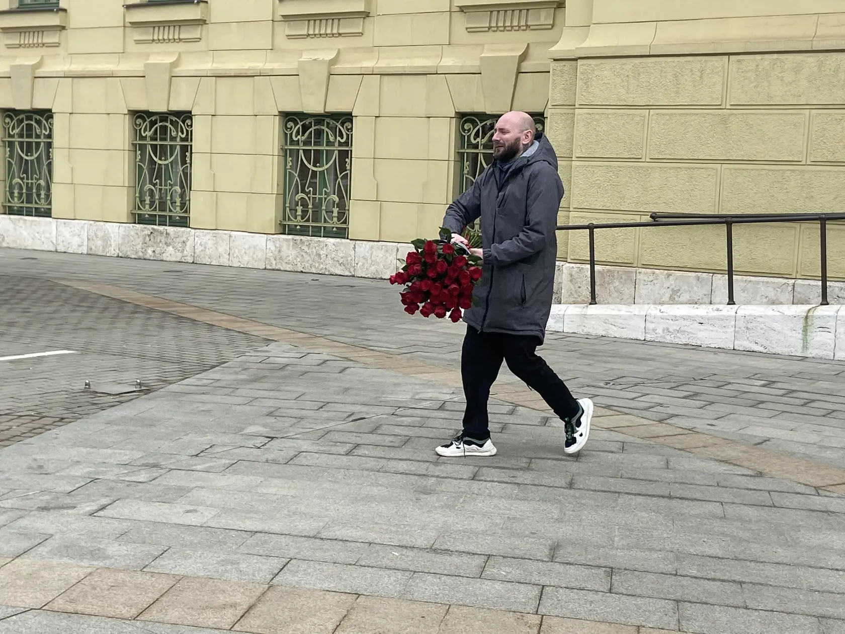 Muž z donášky kvetov sa pomerne dlho nevedel dostať k dáme, ktorej patrila kytica.