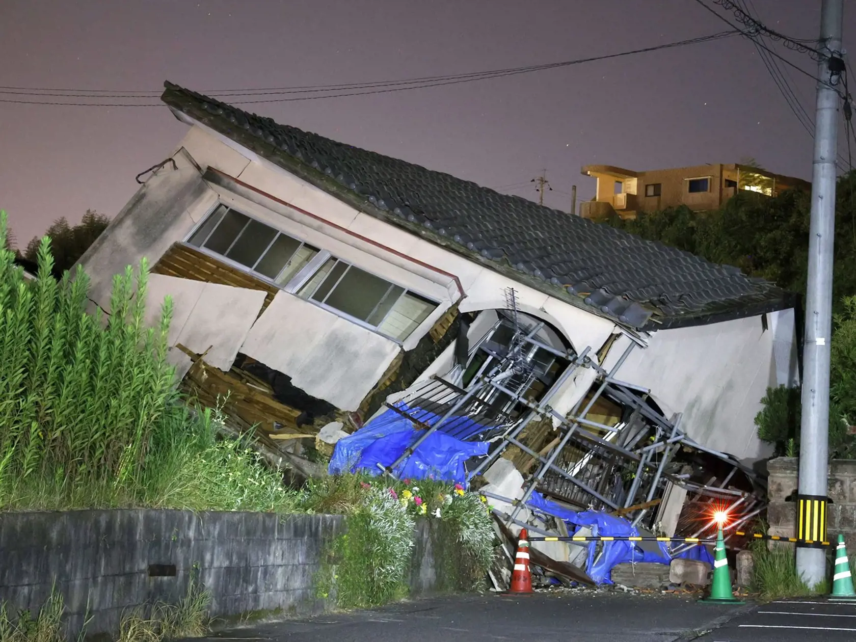 Japonsko zasiahla séria zemetrasení, napáchala obrovské škody.