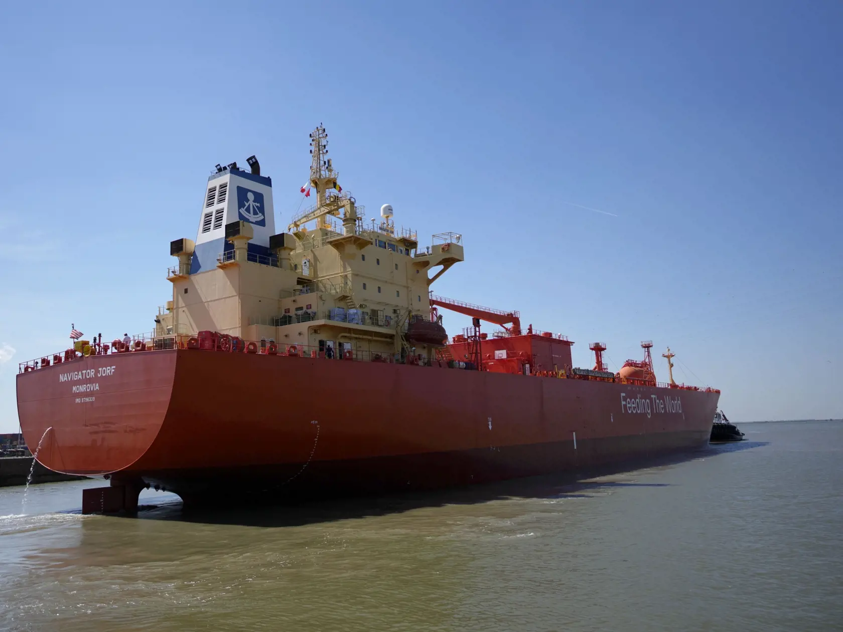 KK18 Antverpy - Tanker Navigator Jorf, ktorý preváža skvapalnený plyn (LNG), v prístave v Antverpách 10. augusta 2022. Zlúčený prístav Port of Antwerp-Bruges je druhým najväčším prístavom v Európe. FOTO TASR/AP
A river pilot steers a tugboat to lead the LPG tanker Navigator Jorf through the Port of Antwerp, Belgium, Wednesday, Aug. 10, 2022. Port of Antwerp-Bruges is the second largest port in Europe. (AP Photo/Virginia Mayo)
