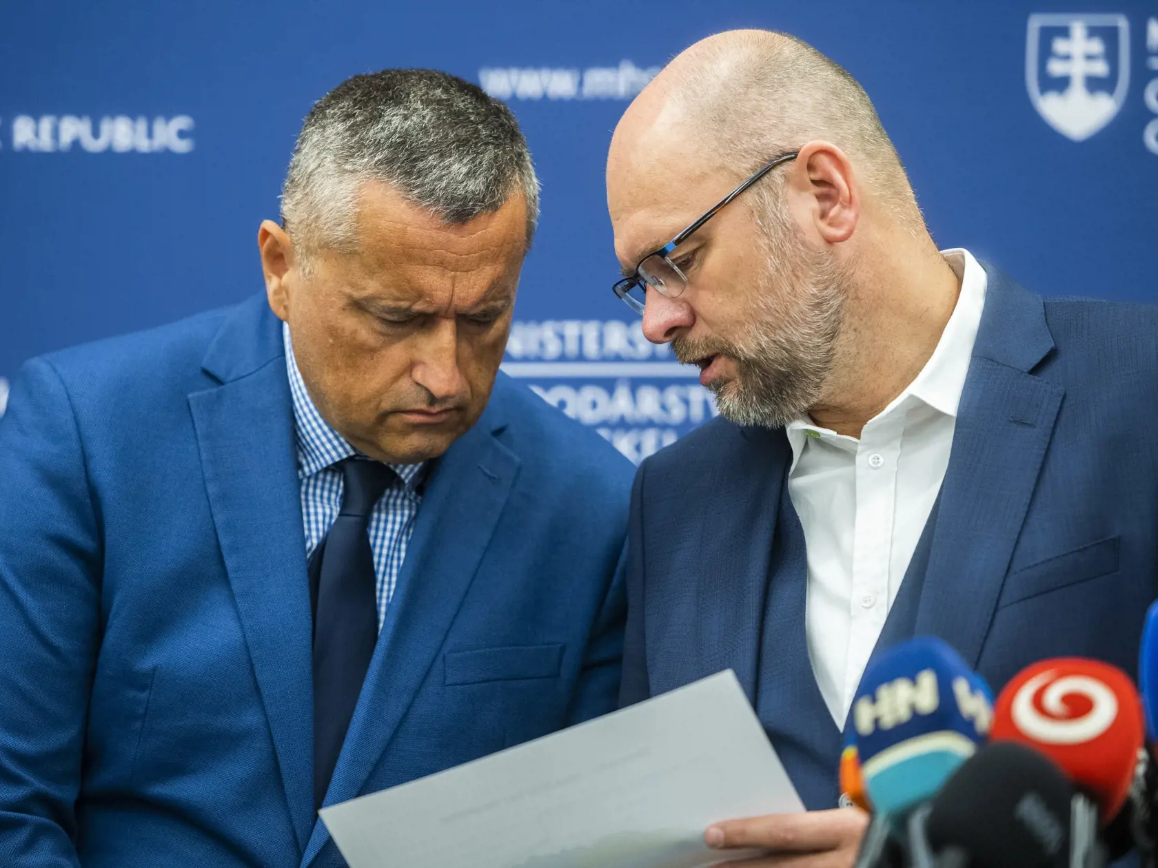 Na snímke zľava generálny riaditeľ Slovenského plynárenského priemyslu (SPP) Richard Prokypčák a minister hospodárstva SR a prvý podpredseda vlády pre ekonomiku SR Richard Sulík (SaS) počas tlačovej konferencie k aktuálnej situácii s plynom na Slovensku v Bratislave 12. júla 2022. FOTO TASR - Jaroslav Novák