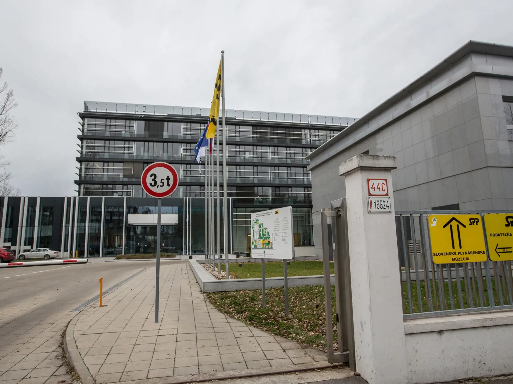 Budova SPP ( Slovenský plynárenský priemysel ) v Bratislave na Mlynskích Nivach v Bratislave.