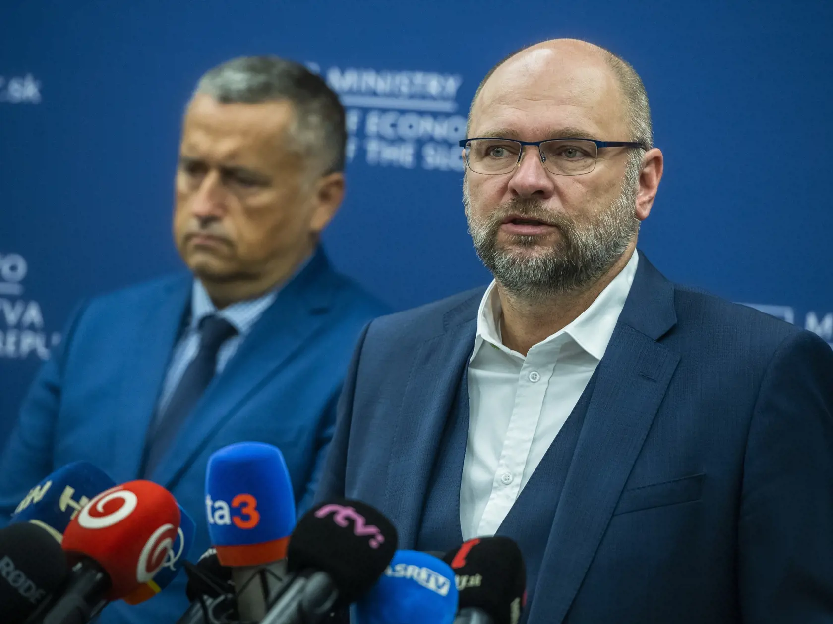 Na snímke zľava generálny riaditeľ Slovenského plynárenského priemyslu Richard Prokypčák a minister hospodárstva SR a prvý podpredseda vlády pre ekonomiku SR Richard Sulík (SaS) počas tlačovej konferencie k aktuálnej situácii s plynom na Slovensku v Bratislave 12. júla 2022. FOTO TASR - Jaroslav Novák