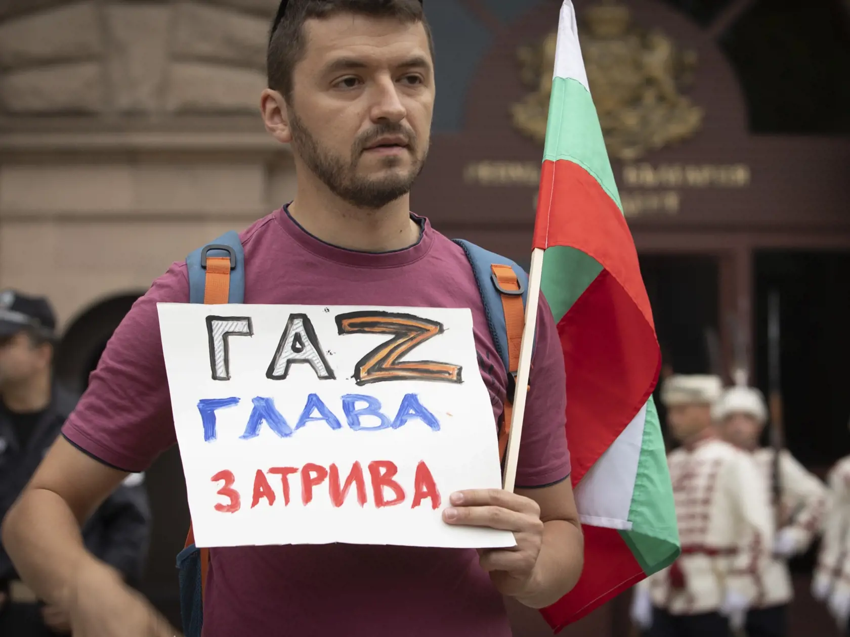 WA 27 Sofia - Demonštrant drží transparent s nápisom Plyn môže spôsobiť pád hlavy (prezidenta) počas protestného zhromaždenia pred prezidentským sídlom v centre Sofie v stredu 10. augusta 2022.  Stovky Bulharov vyšli v stredu do ulíc hlavného mesta Sofia protestovať pre obavy, že dočasná vláda sa odkloní od politiky svojej prozápadnej predchodkyne a vráti sa v energetike k úzkym vzťahom s Ruskom.  Lídri Grécka a Bulharska minulý mesiac oslávili dokončenie nového plynovodu, ktorý bude privádzať z