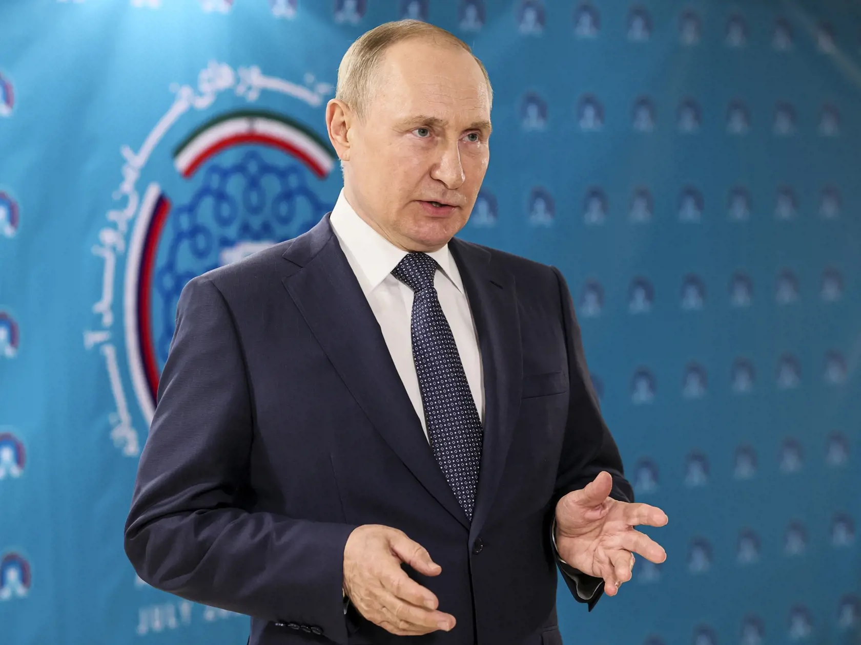 JB 2 Teherán - Ruský prezident Vladimir Putin hovorí s novinármi po jeho stretnutí s  iránskym náprotivkom Ebráhímom Raísím a tureckým prezidentom Recepom Tayyipom Erdoganom v Teheráne 19. júla 2022. Ruský prezident Vladimir Putin v utorok oznámil, že plynárenská spoločnosť Gazprom je ochotná "úplne" splniť všetky svoje povinnosti. Podľa tlačovej agentúry AP Putin však tiež povedal, že je to chyba Západu, že sa tok ruského zemného plynu k európskym zákazníkom zmenšil, a varoval, že dodávky môžu 