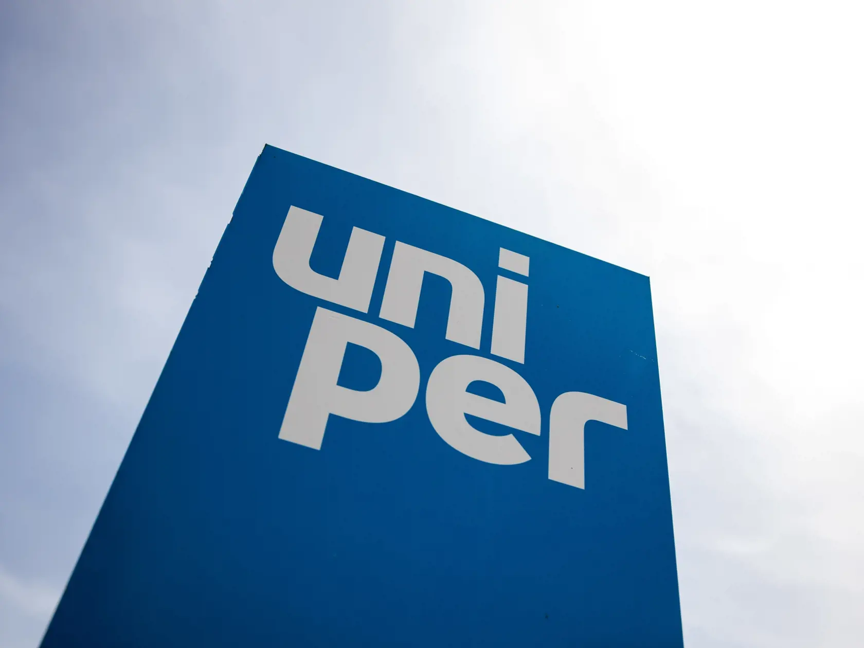 WA 33 archív Unterreit - Na archívnej snímke logo nemeckého koncernu Uniper, ktoré sa nachádza pri vstupe do firmy v meste Unterreit. Uniper, najväčší nemecký dovozca plynu, ktorý v dôsledku vysokých cien plynu zápasí s finančnými problémami, bol prinútený vziať si núdzový úver vo výške 2 miliárd eur od štátnej rozvojovej banky KfW. Tým plne vyčerpal úverový rámec od KfW. Pre výpadok dodávok z Ruska je firma pod tlakom. Aby dokázala plniť svoje záväzky, musí nakupovať drahý plyn na trhu, čo konc
