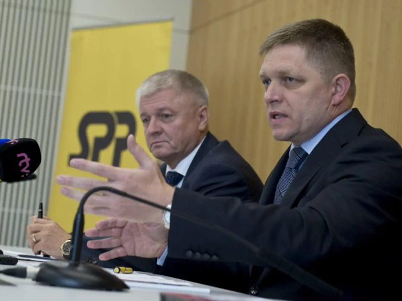Z rokovania predsedu vlády SR Roberta Fica a ministra hospodárstva SR Pavla Pavlisa so zástupcami spoločností  SPP a Eustream na tému Možnosti plynovej krízy a vzájomné sankcie medzi Európskou úniou a Ruskou federáciou v Bratislave 14. augusta 2014. Na snímke vpravo premiér SR Robert Fico a vľavo minister hospodárstva SR Pavol Pavlis. FOTO TASR - Martin Baumann
