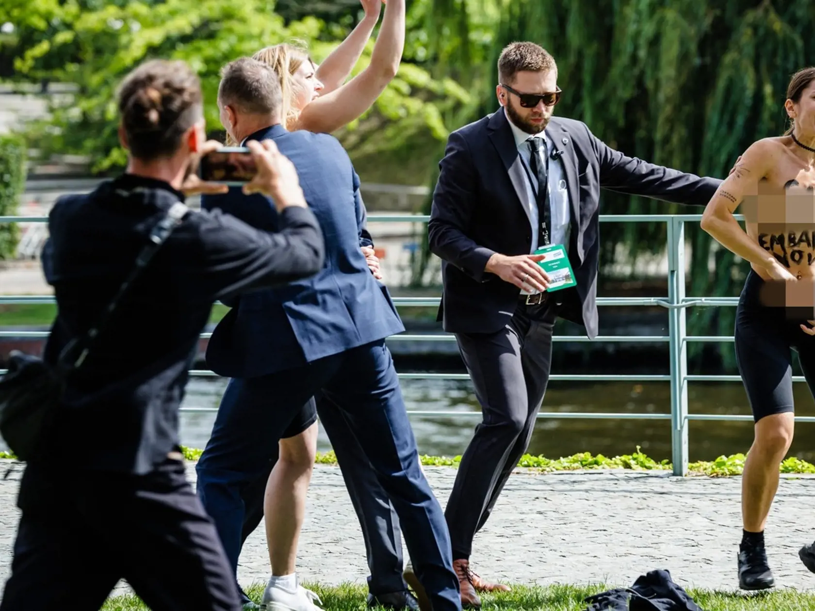 Dvojica žien si počas fototermínu s Olafom Scholzom vyzliekli tričká a na odhalenej hrudi odkryli nápisy žiadajúce okamžité embargo na dovoz ruského zemného plynu.