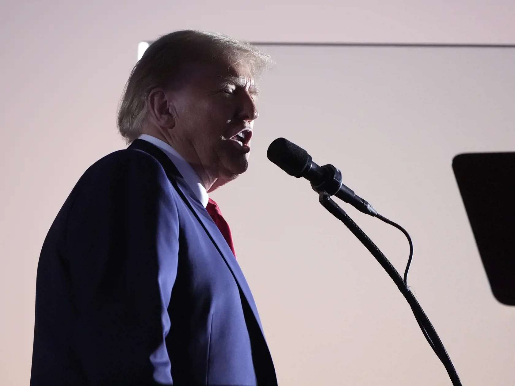 JB 31 Butler - Republikánsky prezidentský kandidát a americký exprezident Donald Trump počas prejavu na predvolebnom mítingu v meste Butler v americkom štáte Pensylvánia 5. októbra 2024. Trump sa v sobotu vrátil na miesto júlového neúspešného pokusu o atentát na jeho osobu. Strelca, ktorý jedného účastníka podujatia zabil a ďalších dvoch ľudí zranil, označil za "kruté monštrum", informuje TASR podľa agentúry AFP.
FOTO TASR/AP

Republican presidential nominee former President Donald Trump speaks 