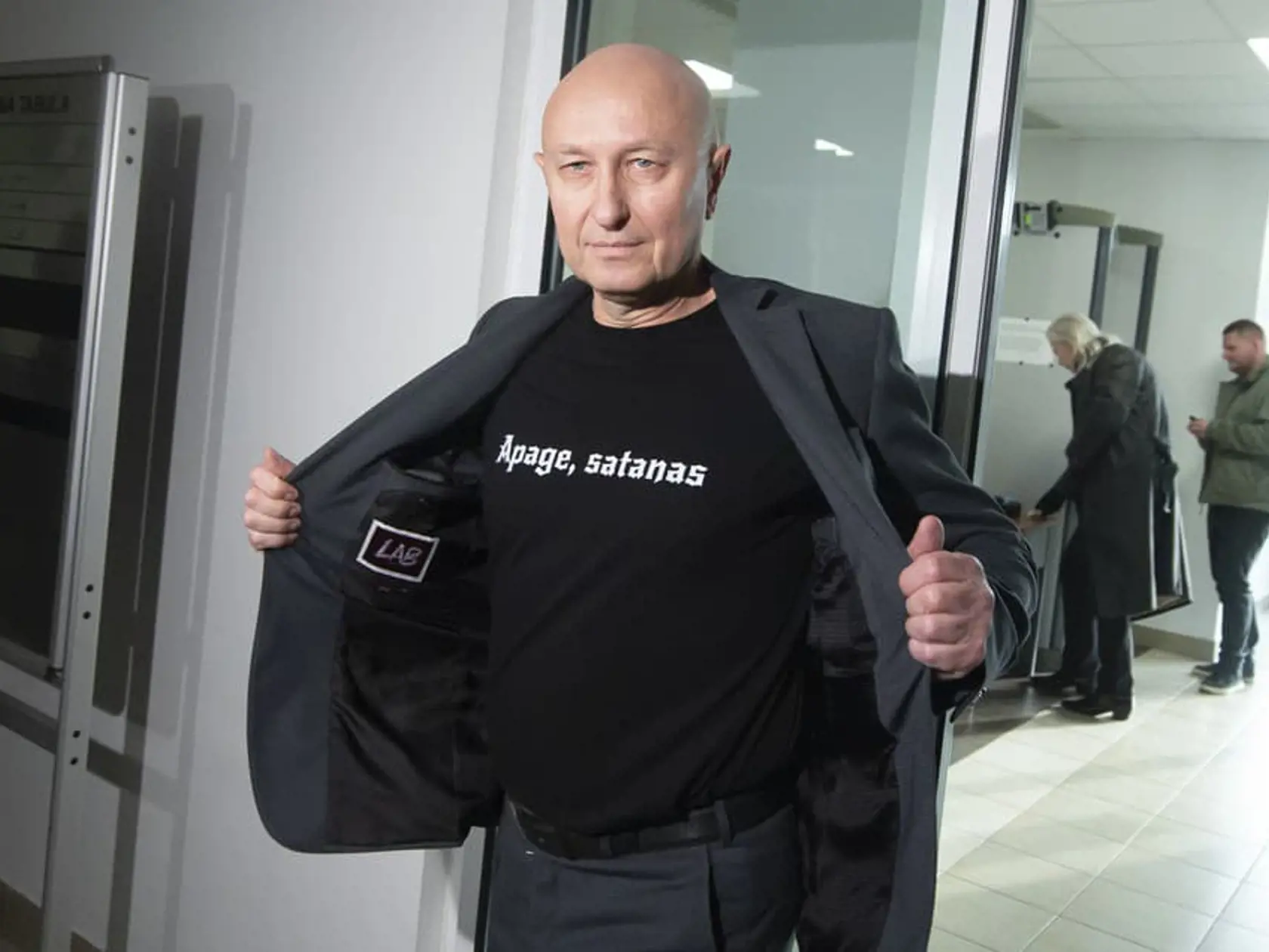 Zoroslav Kollár v tričku "apage, satanas".